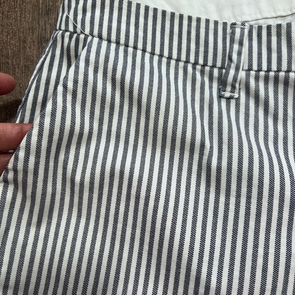 Old Navy Gray and White Bermuda low waist Shorts 10 - Picture 3 of 6